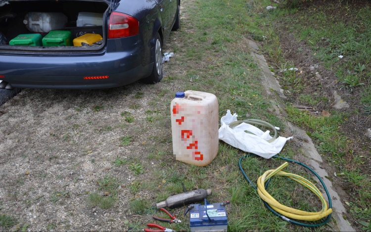 Akkumulátort, katalizátort és közel 1000 liter gázolajat lopott, a rendőrök elfogták