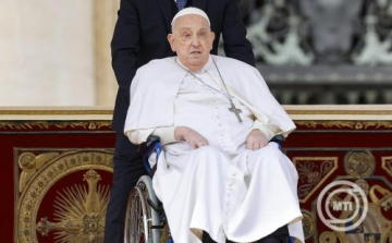 Ferenc pápa a szombat esti virrasztás előtt megjelent a Szent Péter-bazilikában