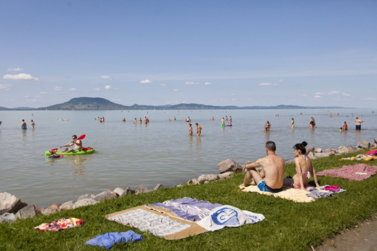A szezon végéig lesz elsősegélynyújtó szolgálat a balatoni strandokon