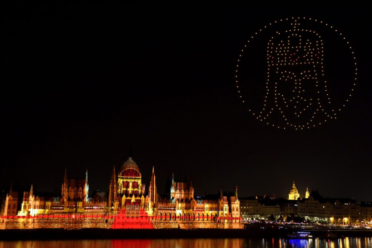 Majdnem kilencszáz drón száll fel vasárnap este Budapesten