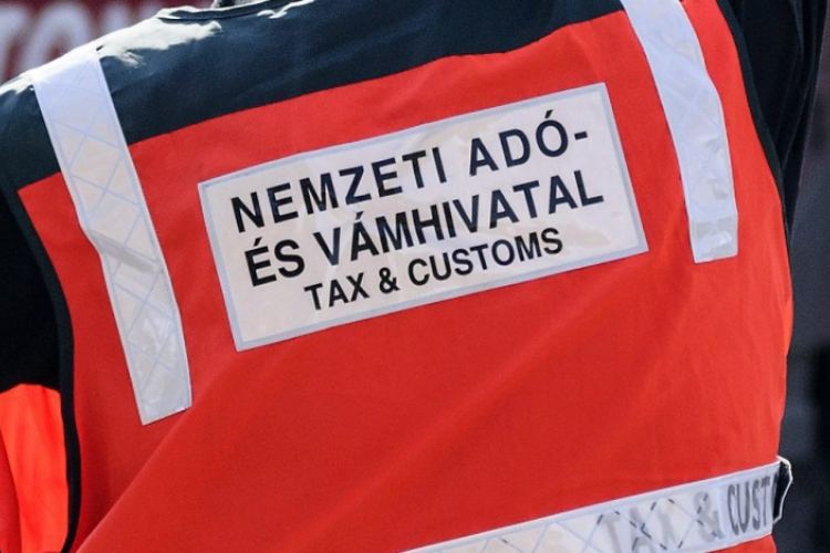 Hamis parfümszállítmányt foglaltak le a pénzügyőrök az M1-es autópályán