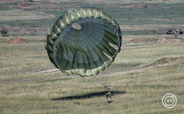 Ejtőernyős gyakorlattal folytatódott az Adaptive Hussars 2025